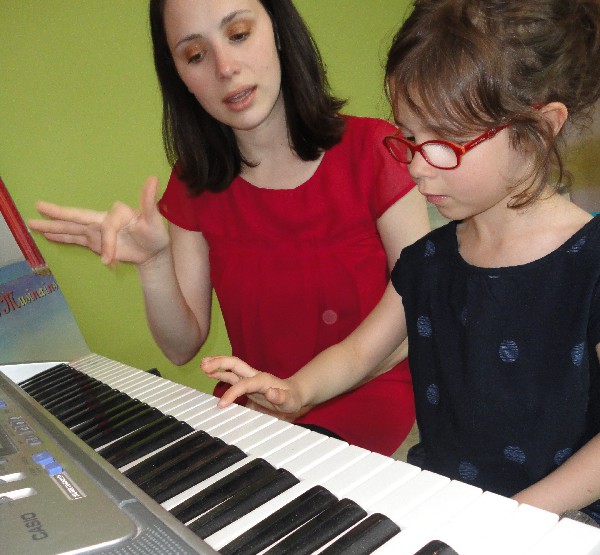 Cours de piano individuel<br />
<br />
J'appelle mes élèves chacun leur tour au piano pour leur apprendre à jouer la chanson du jour. Pendant ce temps, les autres élèves font leurs exercices de solfège.