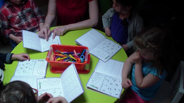 Exercices de solfège<br />
<br />
Vos enfants se retrouvent autour d'une grande table pour colorier les notes, les dessiner sur une partition et les repérer sur un clavier.