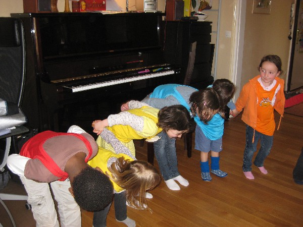 Petite chorégraphie au cours de l'audition devant les parents. Chaque enfant y jouera une petite partition au piano.