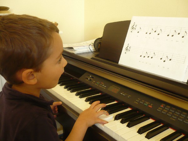 Cours de piano individuel :<br />
l'enfant apprend à jouer les chansons apprises auparavant !